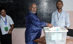 رئيس جزر القمر يعلن نيته تسليم السلطة لابنه